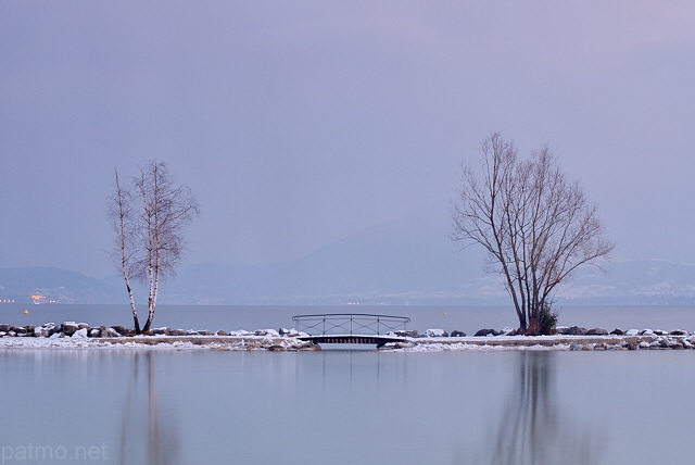 Image du lac d'Annecy en hiver au Petit Port