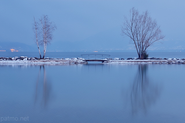 Image du lac d'Annecy à l'heure bleue en hiver