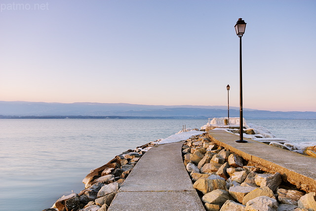 Photographie du lac Lman sous une lumire d'hiver au port de Nernier