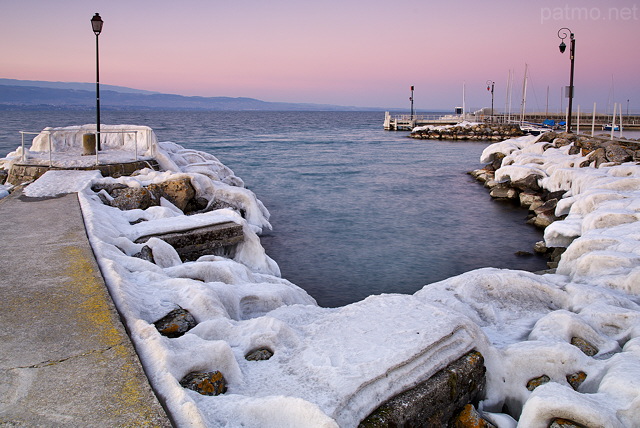 Photographie du port de Nernier au crpuscule sur les bords du lac Lman