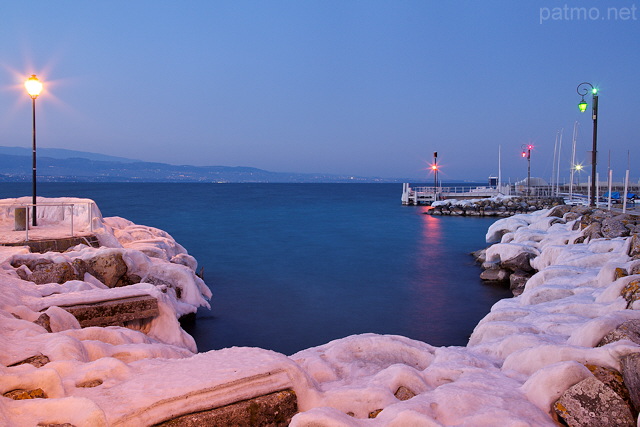 Photo du port de Nernier à l'heure bleue en hiver sur le lac Léman