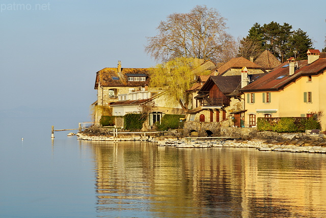Image de maisons sur les bords du lac Léman à Nernier