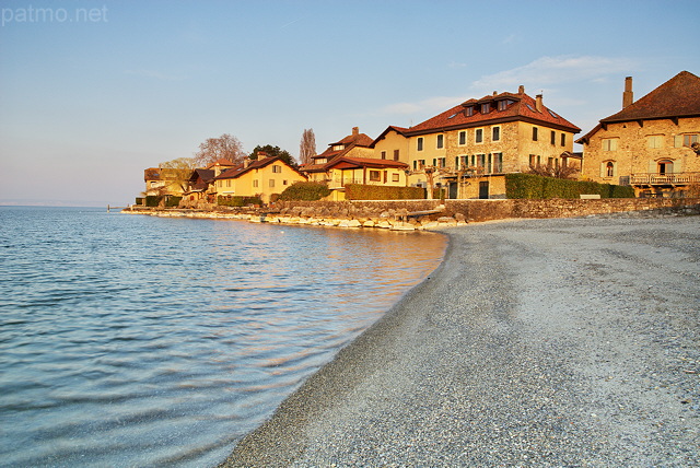 Photo de la plage et des maisons au bord du lac Lman  Nernier