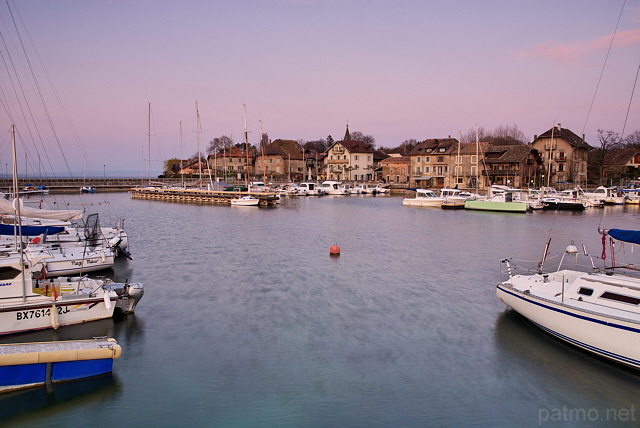 Image of the end of the day on Geneva lake at Nernier Harbor