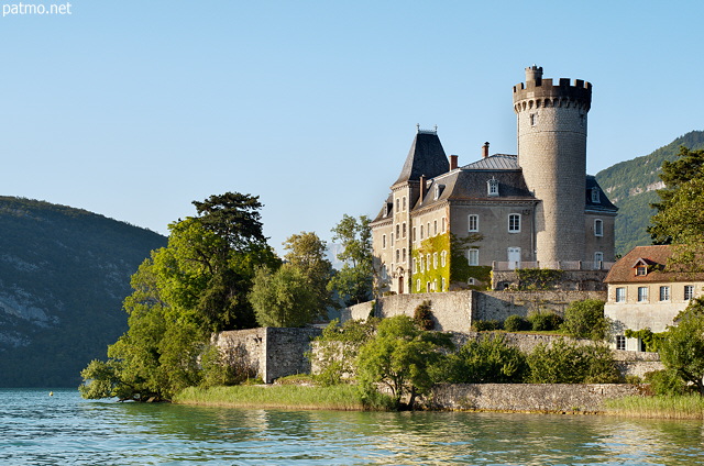 Photographie du château de Duingt au bord du lac d'Annecy