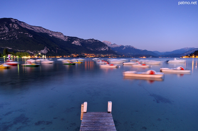 Photographie du lac d'Annecy par un crpuscule d't