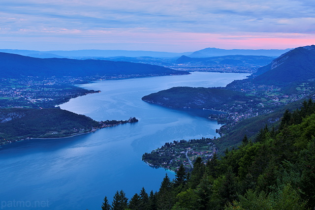 Photographie du lever du jour sur le lac d'Annecy depuis le col de la Forclaz