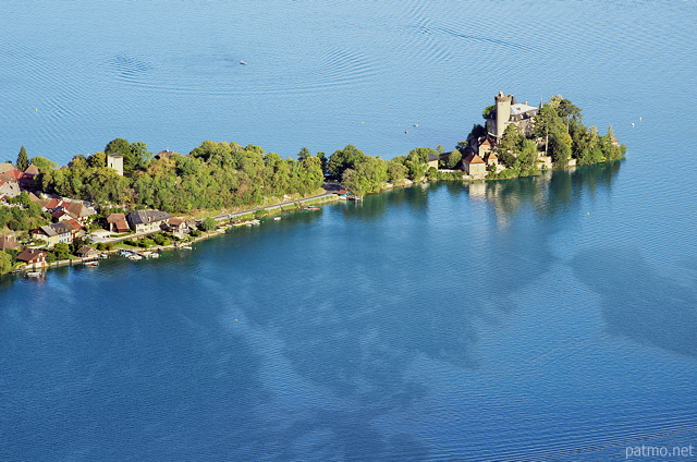 Photo de la presqu'le et du chteau de Duingt sur le lac d'Annecy