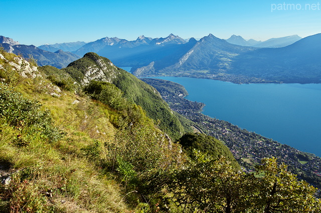 Photographie du Lac d'Annecy et des sommets du Massif des Bauges vus depuis le Mont Baron