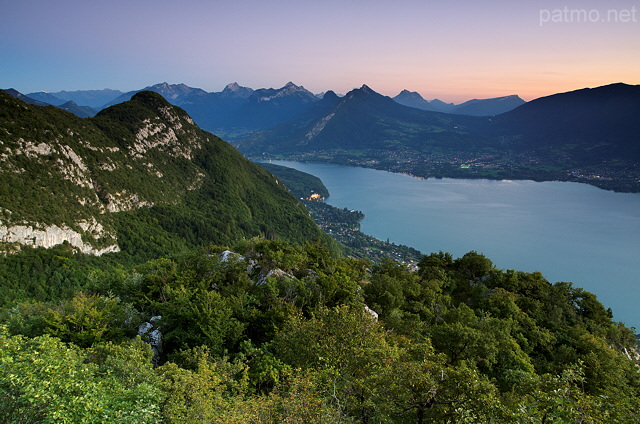 Image des montagnes au tour du lac d'Annecy sous la lumire d'un crpuscule d't