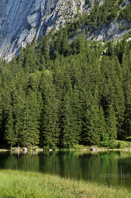 Image du lac Bnit bord de fort au pied de la montagne du Bargy