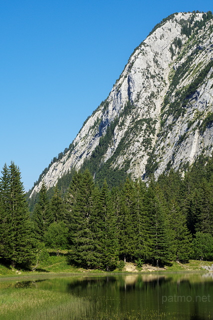 Photo des bords du lac Bnit sous les falaises du Bargy