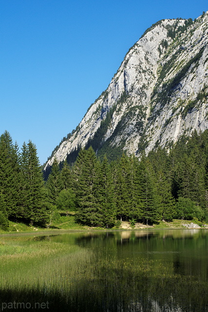 Photographie des berges du lac Bnit sous la montagne du Bargy