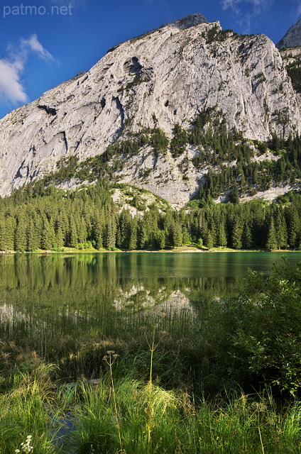 Image du lac Bnit au pied des falaises du Bargy