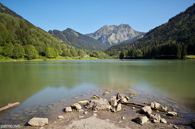 Photographie en pose longue du lac de Vallon et du Roc d'Enfer  Bellevaux