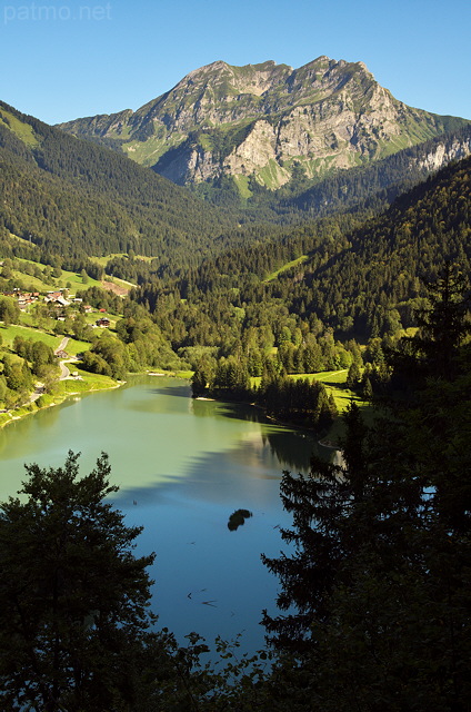 Photographie du lac de Vallon, du hameau de la Chvrerie et du Roc d'Enfer