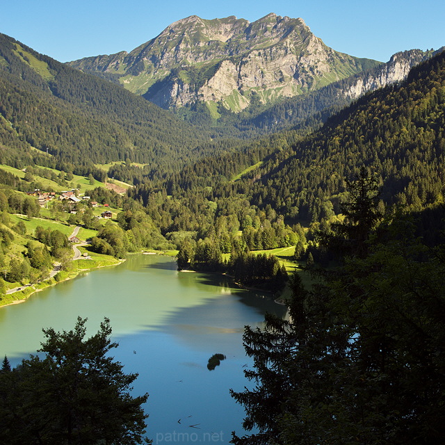 Photo du lac de Vallon, du hameau de la Chvrerie et du Roc d'Enfer
