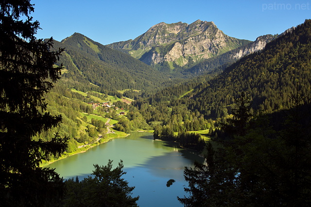 Image du lac de Bellevaux, du hameau de la Chvrerie et du Roc d'Enfer