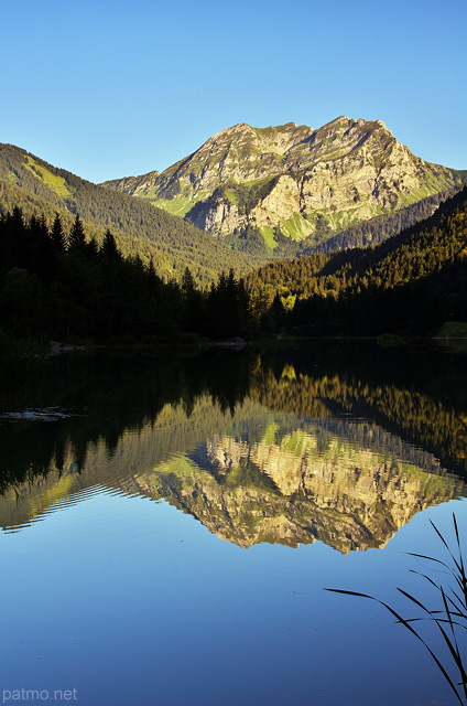 Photographie du Roc d'Enfer et de son reflet dans les eaux du lac de Vallon