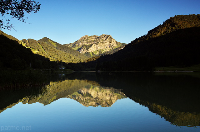 Image des reflets de la montagne du Roc d'Enfer dans le lac de Vallon