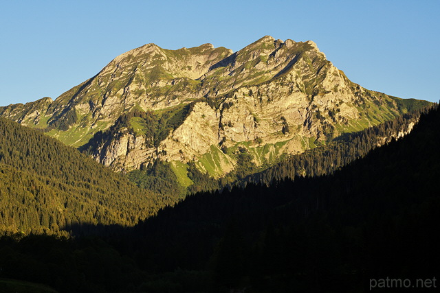 Image de la montagne du Roc d'Enfer baigne par les derniers rayons du soleil.