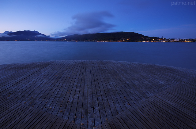Image des premières lueurs du jour sur le lac d'Annecy