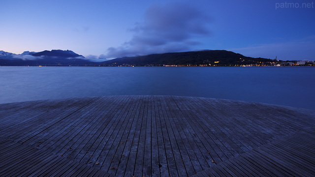 Photo du lac d'Annecy à l'aube en automne