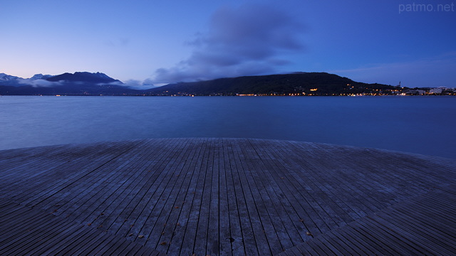 Photo du lac d'Annecy  l'aube en automne