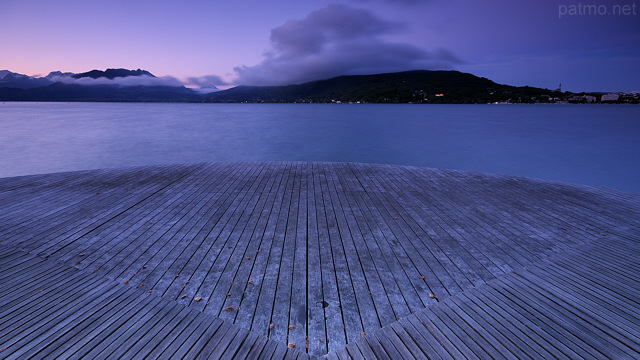 Image du lac d'Annecy au lever du jour