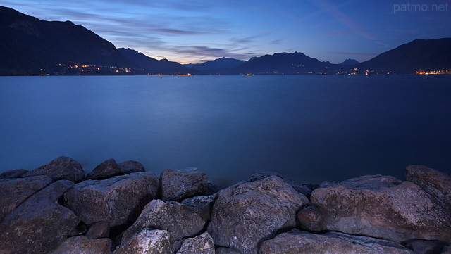 Image du lac d'Annecy en Haute Savoie au lever du jour