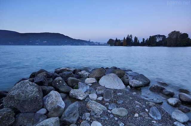 Photo d'une aube bleue sur le lac d'Annecy en automne