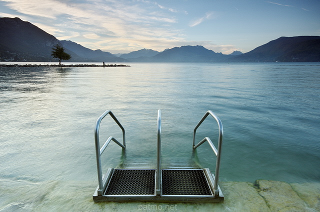 Image de la plage d'Albigny au petit matin sur le lac d'Annecy