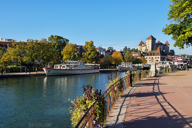 Photo d'Annecy avec les bateaux du lac et le château