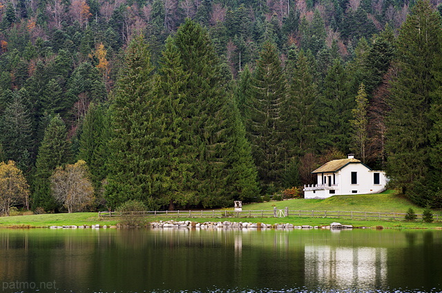 Image de l'automne sur le lac Gnin, Petit Canada du Haut Bugey