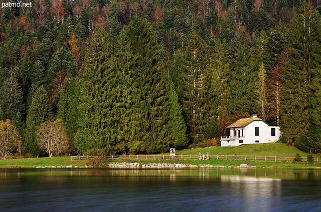 Image de l'automne  sur les bords du lac Génin, Petit Canada du Haut Bugey