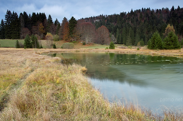 Photo d'un soir d'automne au bord du lac Gnin dans le Haut Bugey