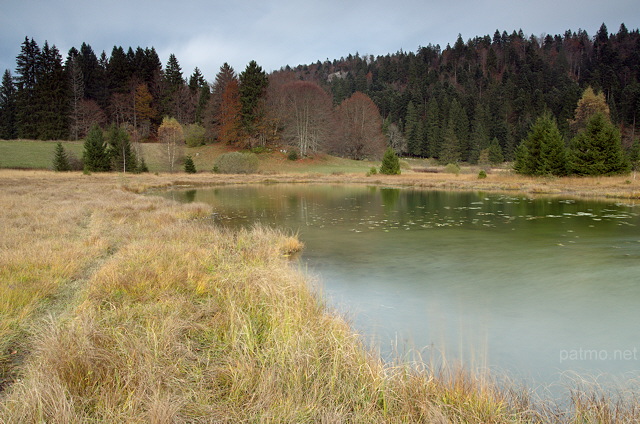 Image d'un crpuscule d'automne sur les bords du lac Gnin dans le Haut Bugey