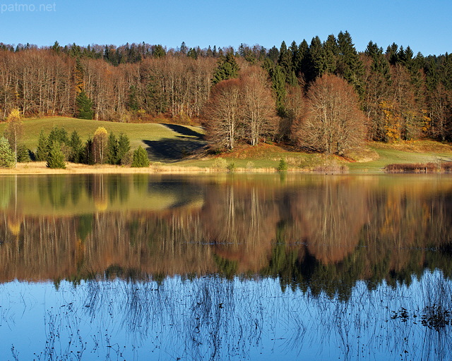 Photo d'un matin d'automne autour du lac Génin dans le Bugey