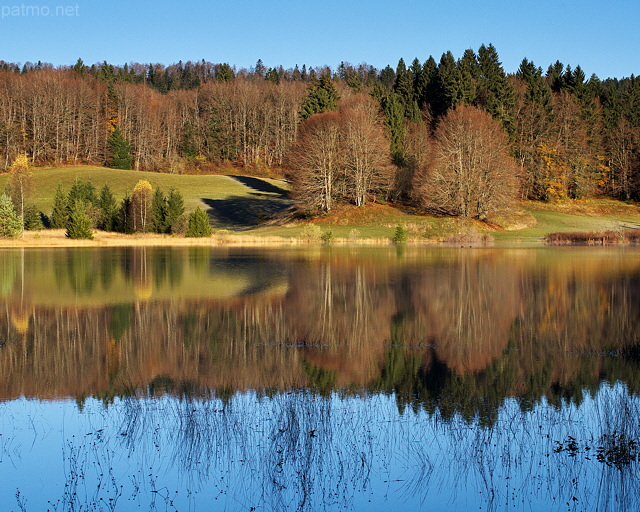 Photo d'un matin d'automne autour du lac Gnin dans le Bugey