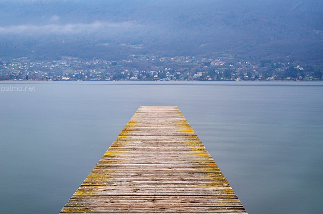 Photo d'un ponton au bord du lac du Bourget en Savoie