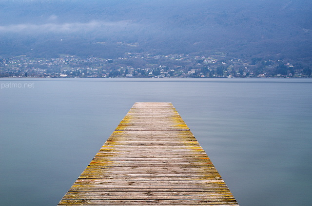 Picture of a wood deck on Bourget lake