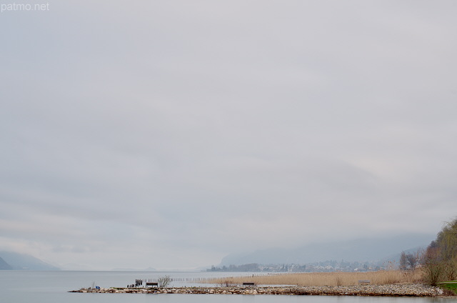 Photo d'un paysage d'hiver au bord du lac du Bourget prs d'Aix les Bains