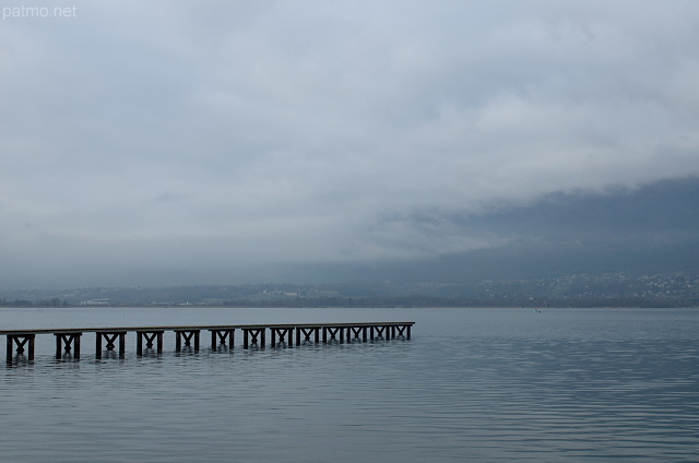 Photo du lac du Bourget sous les nuages un matin d'hiver