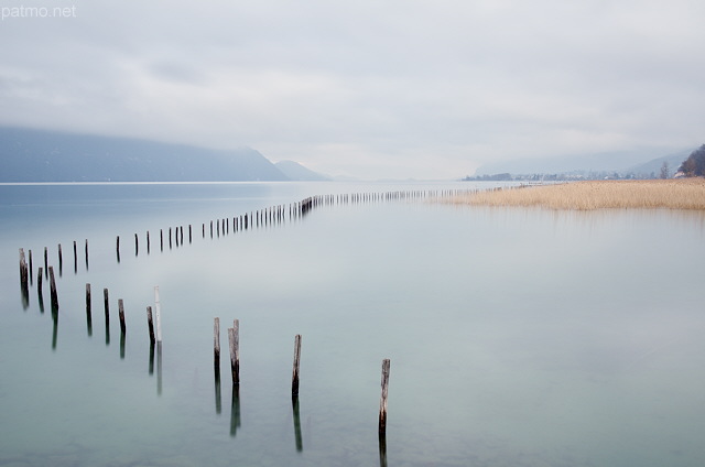 Photo du lac du Bourget sous un ciel d'hiver