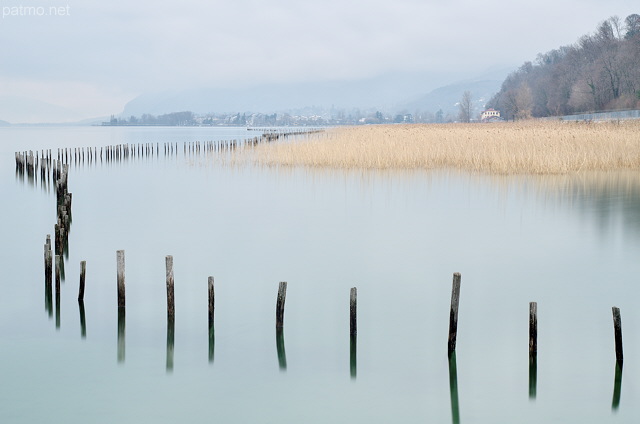 Photo d'un matin d'hiver au bord du lac du Bourget près d'Aix les Bains en Savoie