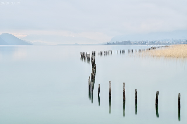 Photographie des berges du lac du Bourget prs de la ville d'Aix les Bains