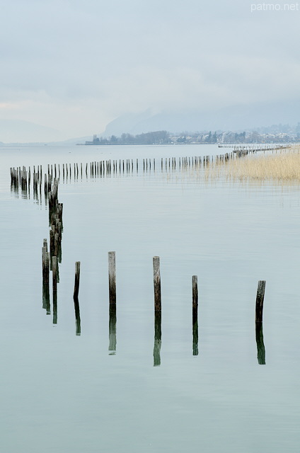 Photo des bords du lac du Bourget prs de la ville d'Aix les Bains