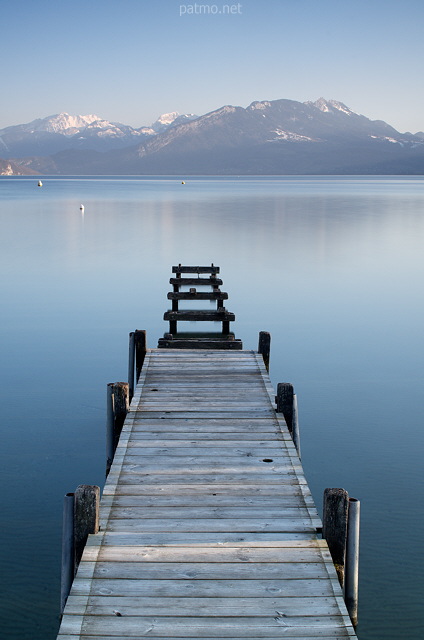 Photographie d'un ponton sur le lac d'Annecy avec vue sur les montagnes