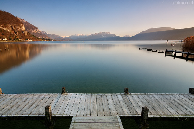 Photo du lac d'Annecy vers le petit port d'Annecy le Vieux