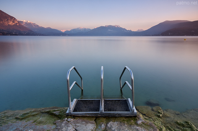 Image du crépuscule sur le lac d'Annecy et la plage d'Albigny